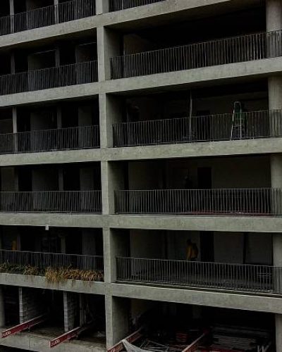 UAPÉ - Vista de fachada em concreto aparente