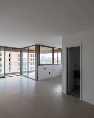 Unidades residenciais com portas de aluminio e revestimento ceramico - Foto tirada em Dez - 2024